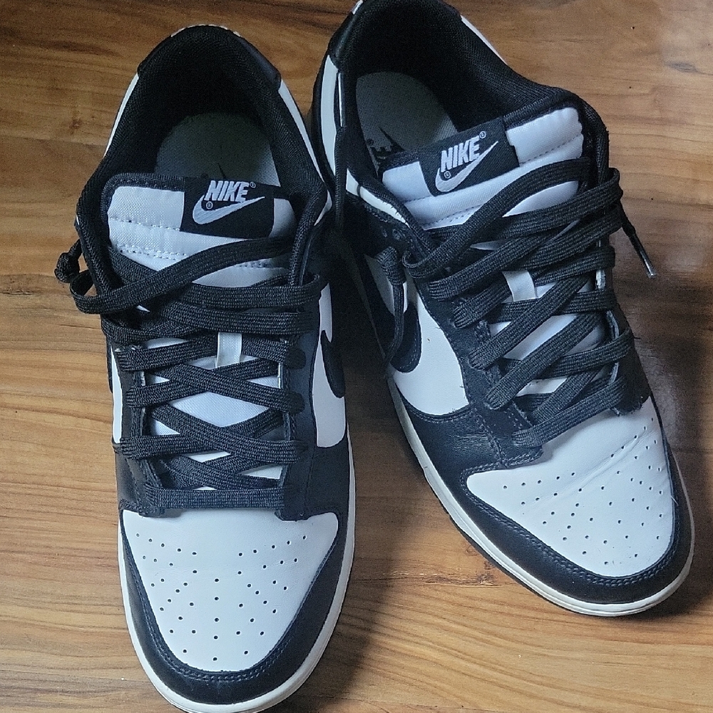 Nike Men's Black and White Low-Top Sneakers